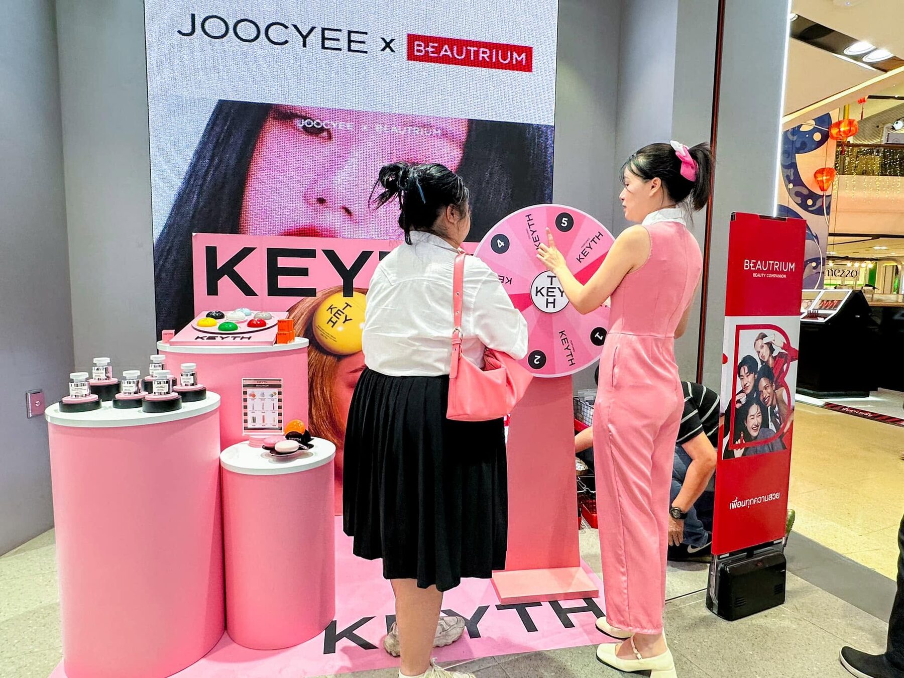 ผู้เข้าร่วมกิจกรรมภายในบูธ KEYTH